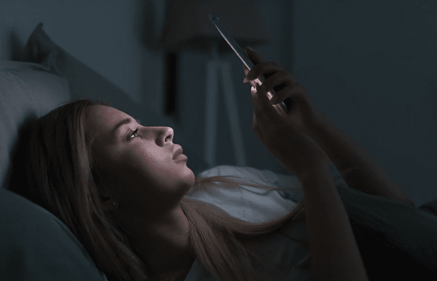 Dr. Sylvia Mercer, Ph.D. in neuroscience, reveals the ‘Dopamine Detox’ that can help stop overthinking.