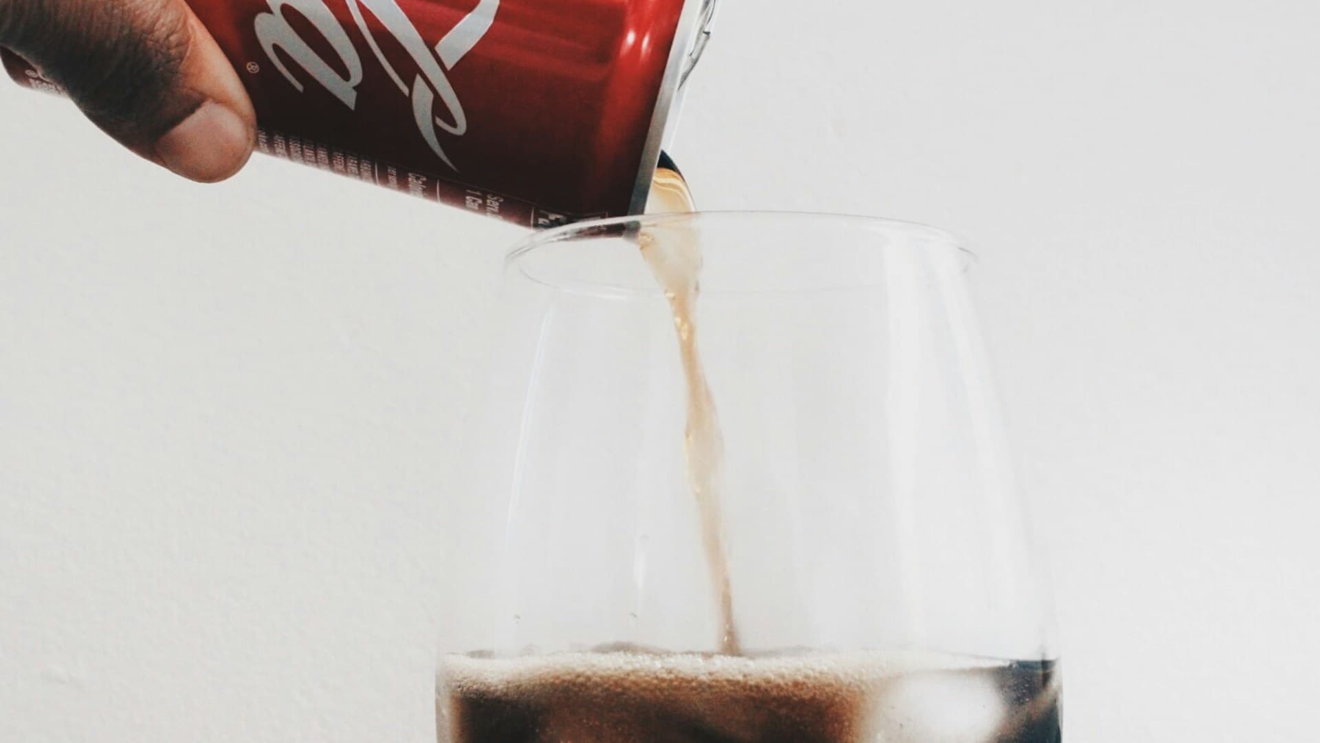 nalewanie napoju gazowanego